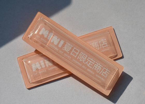 Les vêtements 1.0mm TPU clair ont gravé la correction en refief avec le logo fait sur commande blanc