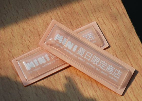 Les vêtements 1.0mm TPU clair ont gravé la correction en refief avec le logo fait sur commande blanc