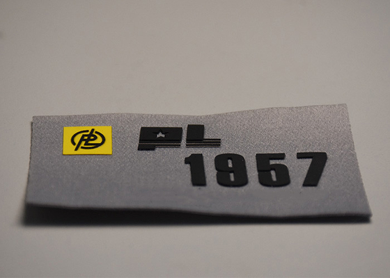 Le label tissé renouvelable a imprimé des corrections avec du silicone augmenté Logo For Clothing