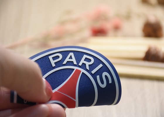 Étiquettes tissées personnalisées avec imprimé de logo en silicone sur le bas pour les vêtements