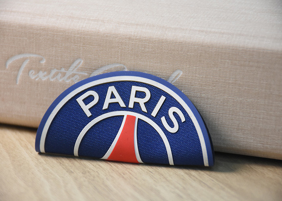 Étiquettes tissées personnalisées avec imprimé de logo en silicone sur le bas pour les vêtements