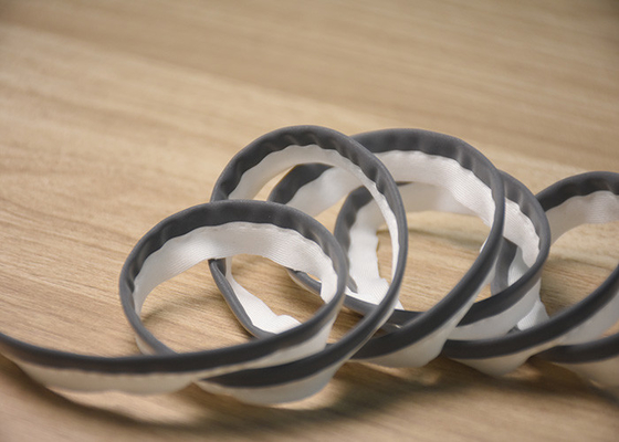 Tape réfléchissante sur mesure cousue dans un vêtement