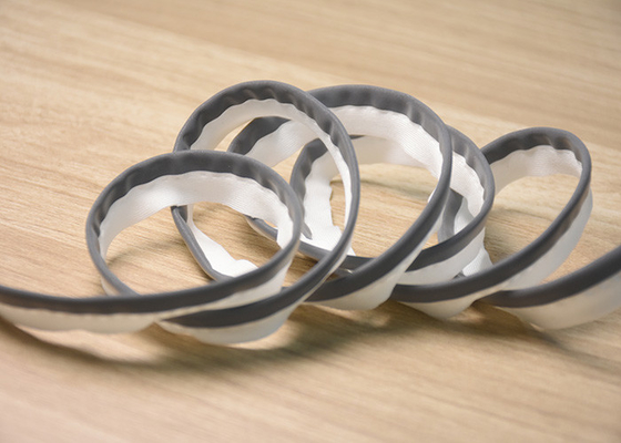 Tape réfléchissante sur mesure cousue dans un vêtement
