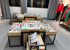 Des patchs de transfert de chaleur en tissu tissé avec des logos en silicone imprimés