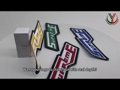 Découvrez pourquoi choisir les étiquettes de vêtements thermocollantes en TPU gaufré bicolore avec logo en relief