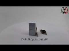 Un examen plus attentif : logo rond en silicone CK 3D sur les vêtements monochrome brillant en relief