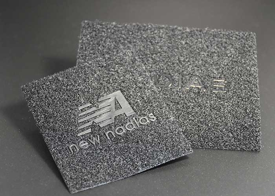 Le Velcro adapté aux besoins du client a gravé des labels en refief d'habillement brillants/Matt Tpu Logo