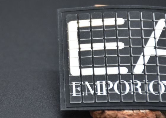 Le sergé a imprimé le logo fait sur commande de silicone de labels lavables d'habillement de 1mm