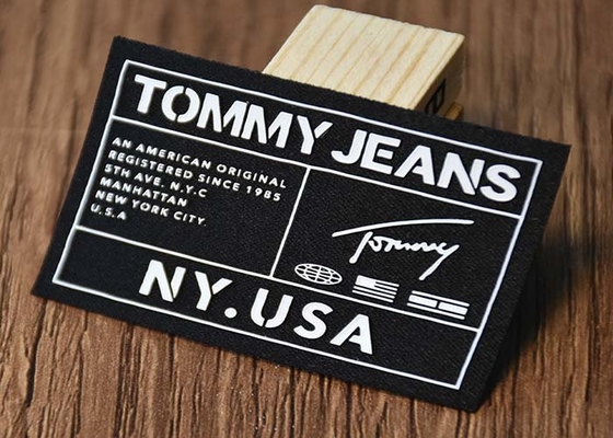 Impression des labels faits sur commande de textile tissé de logos de silicone pour des vêtements