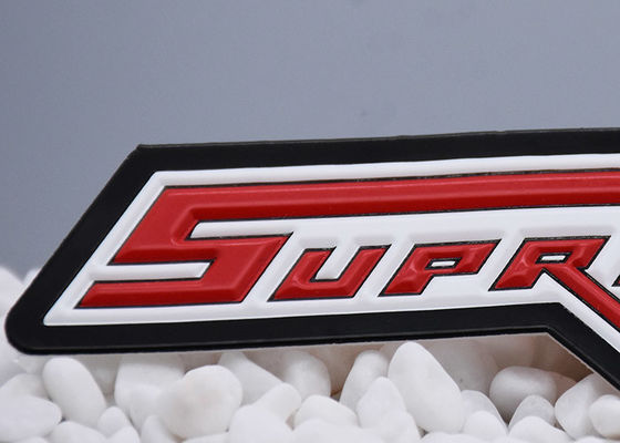 TPU a gravé deux labels en refief d'habillement de transfert de chaleur de couleur avec le logo augmenté