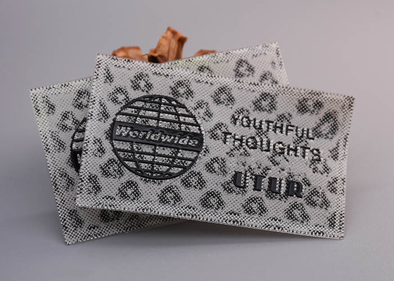 Imprimé avec les labels faits sur commande de silicone de logos brillants noirs pour l'habillement