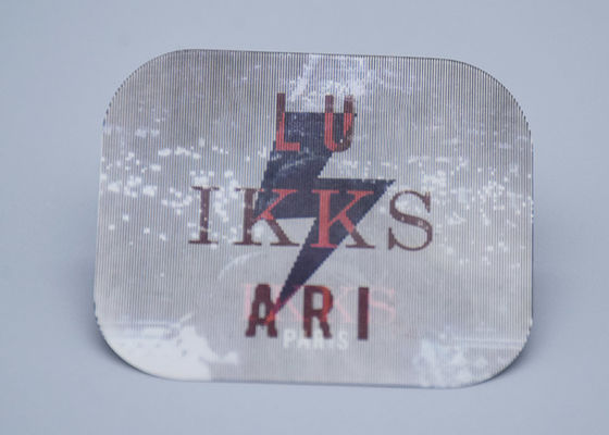 Le matériel de TPU a imprimé les labels faits sur commande de vêtement avec quatre logos de couleur