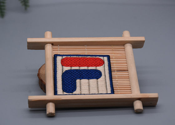 3D a indiqué la correction renouvelable faite sur commande de broderie de fil pour des vêtements